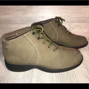 Womens White Mt. Leather Olive Ankle Boots Size 9W